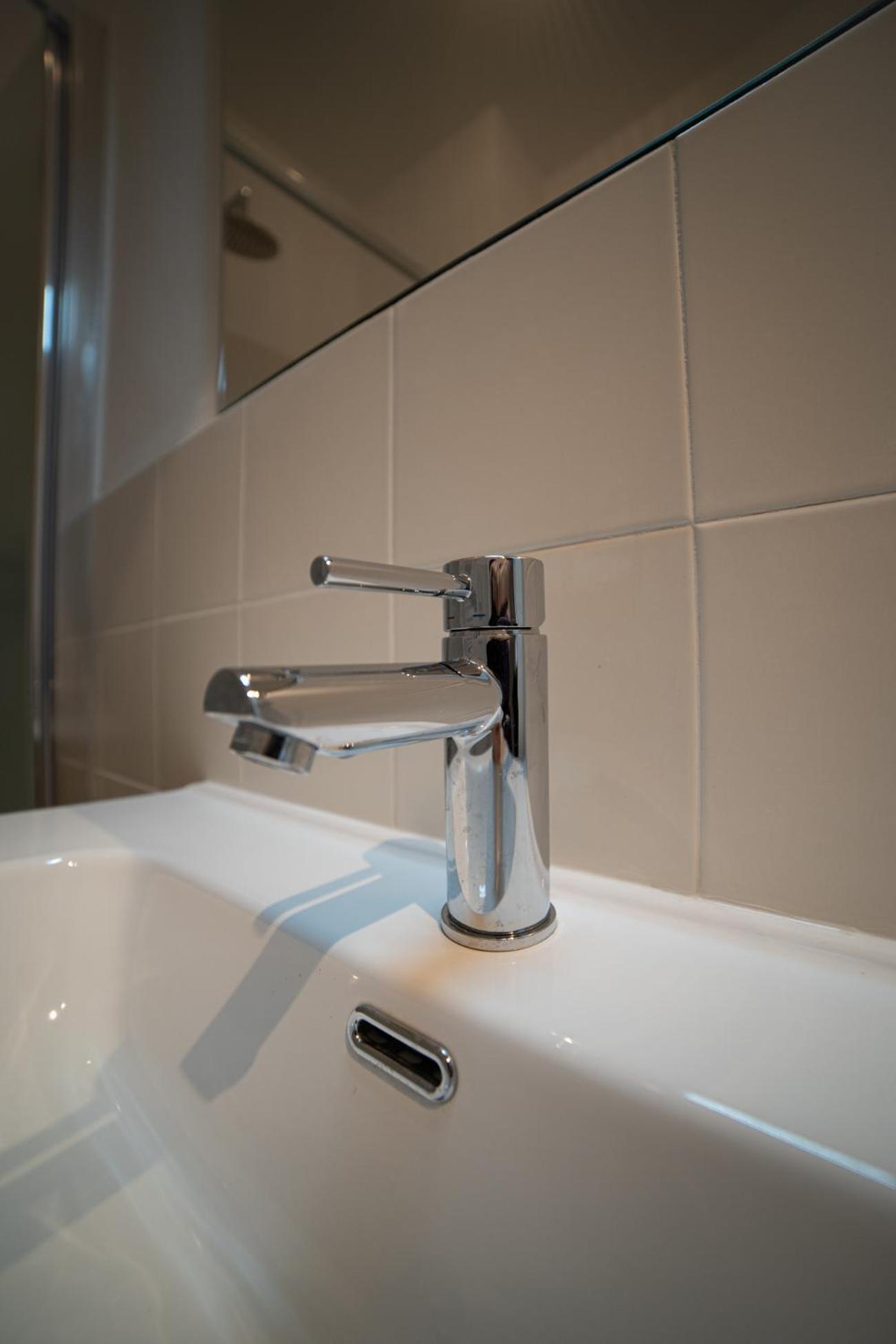 Appartamento Rifugio Milanese Con Parcheggio Privato, Ambiente Tranquillo E Convenienza *